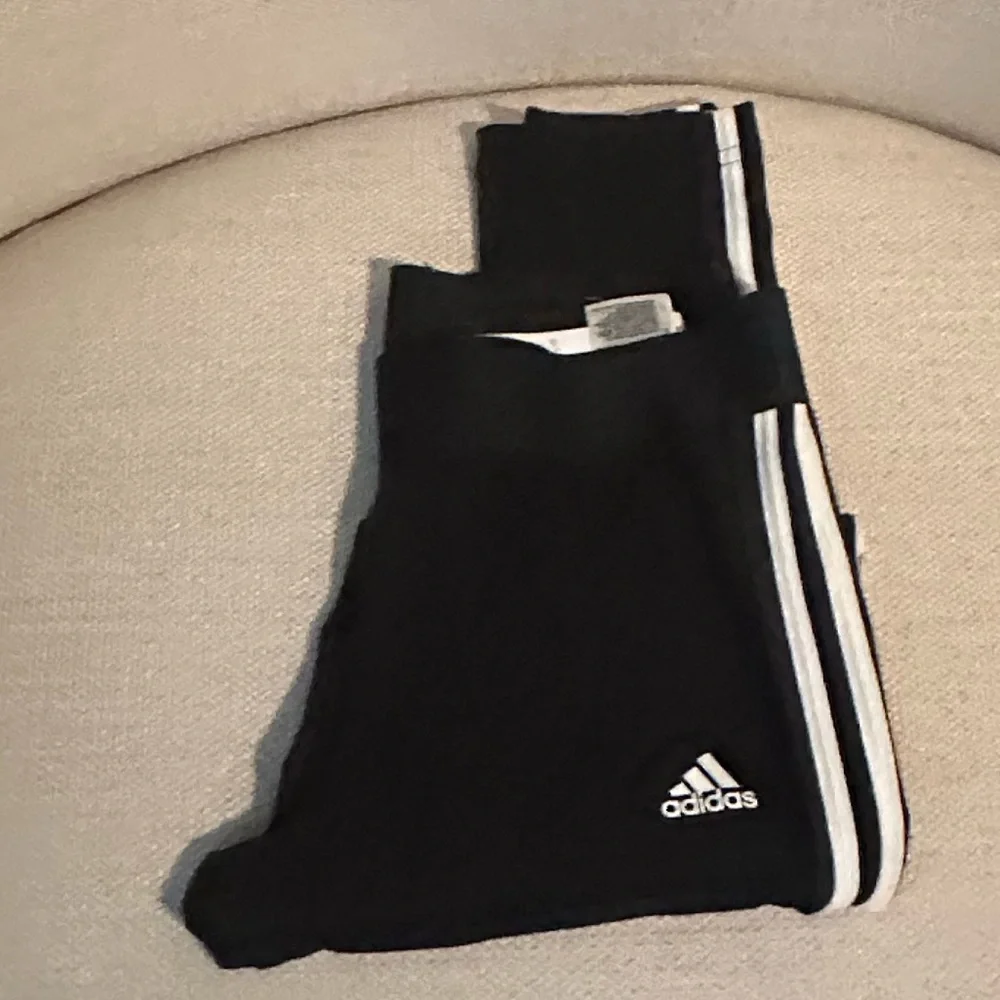 NWT! Classic 3 Stripe Adidas legging in Medium! - Picture 2 of 5